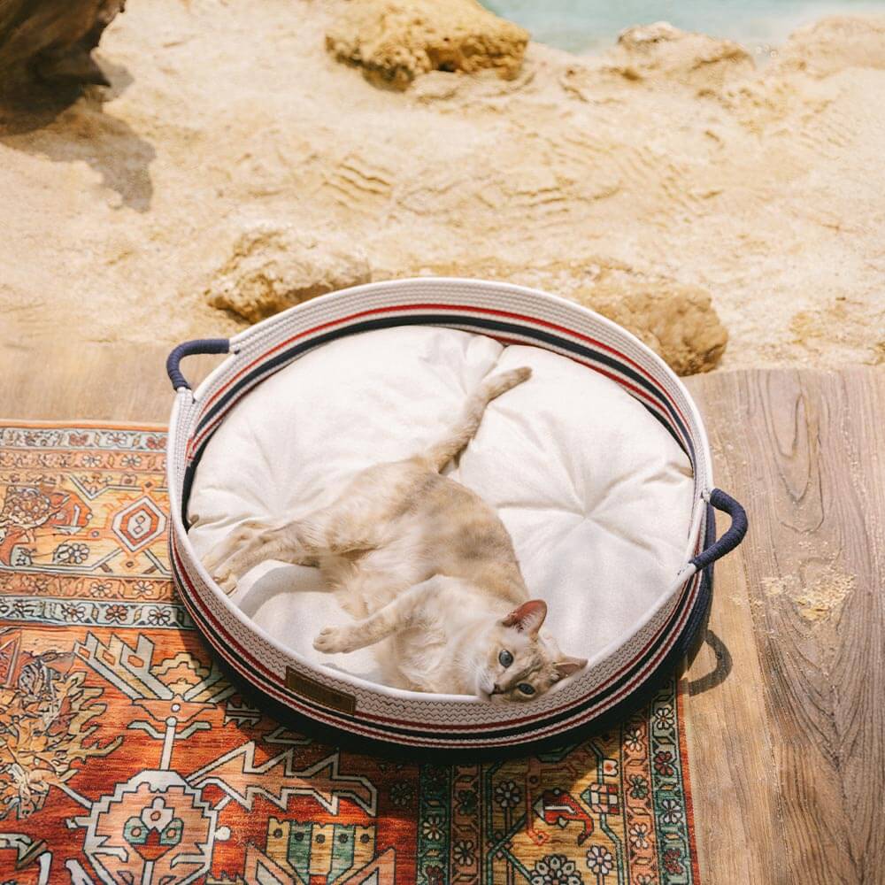 Lit pour chat apaisant à rayures fait main - Nid intemporel