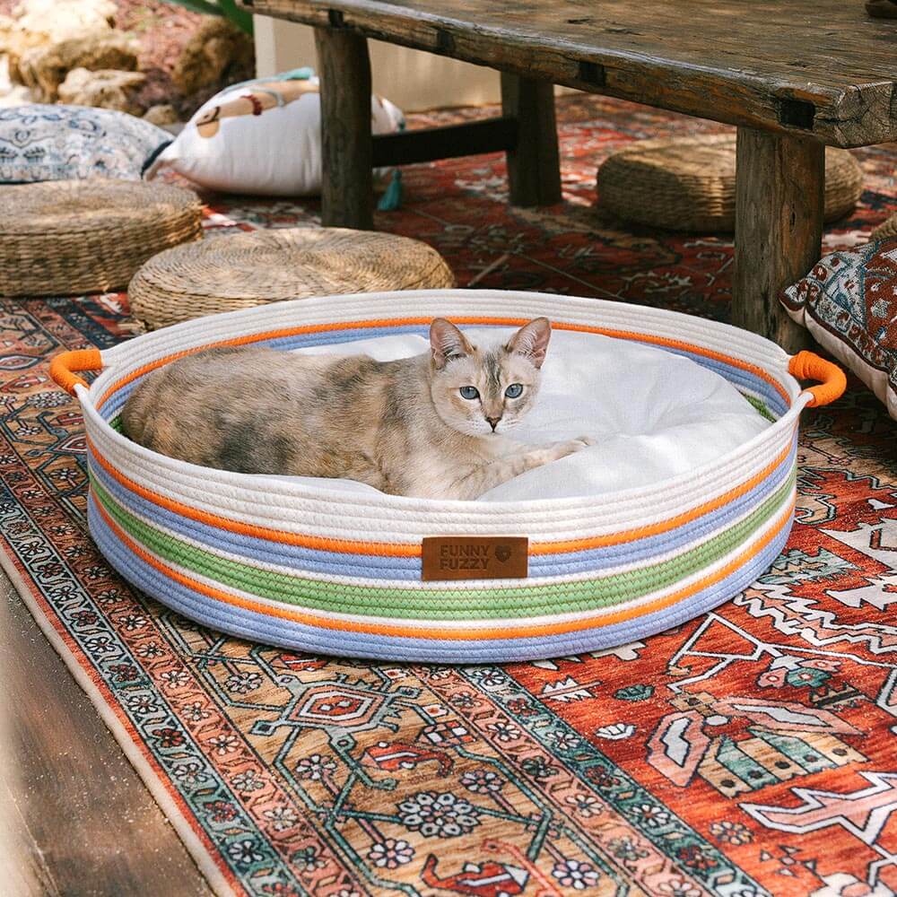 Lit pour chat apaisant à rayures fait main - Nid intemporel