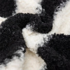 Lit pour chien et chat en fausse laine d’agneau rayures noires et blanches - Clés de piano hiver