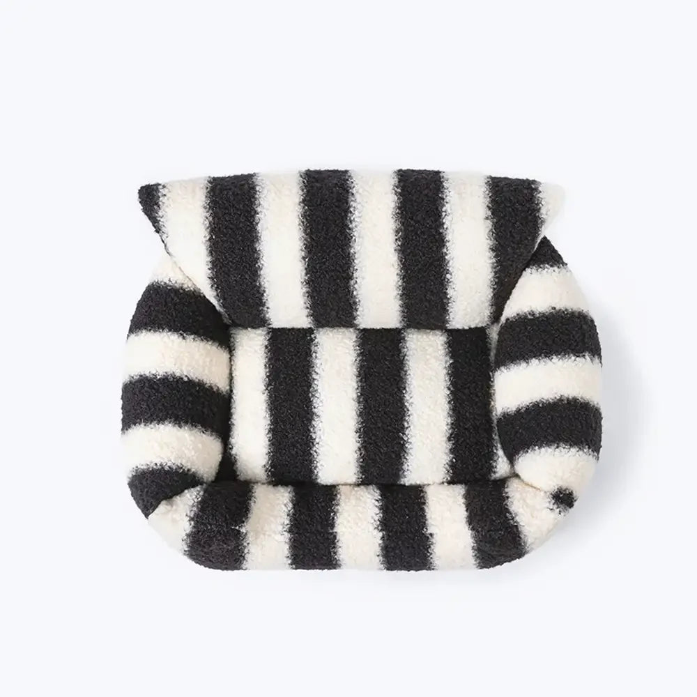 Lit pour chien et chat en fausse laine d’agneau rayures noires et blanches - Clés de piano hiver