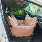 Siège pour animal de compagnie et transporteur 2-en-1 en simili cuir à motif damier avec console de sécurité au centre.